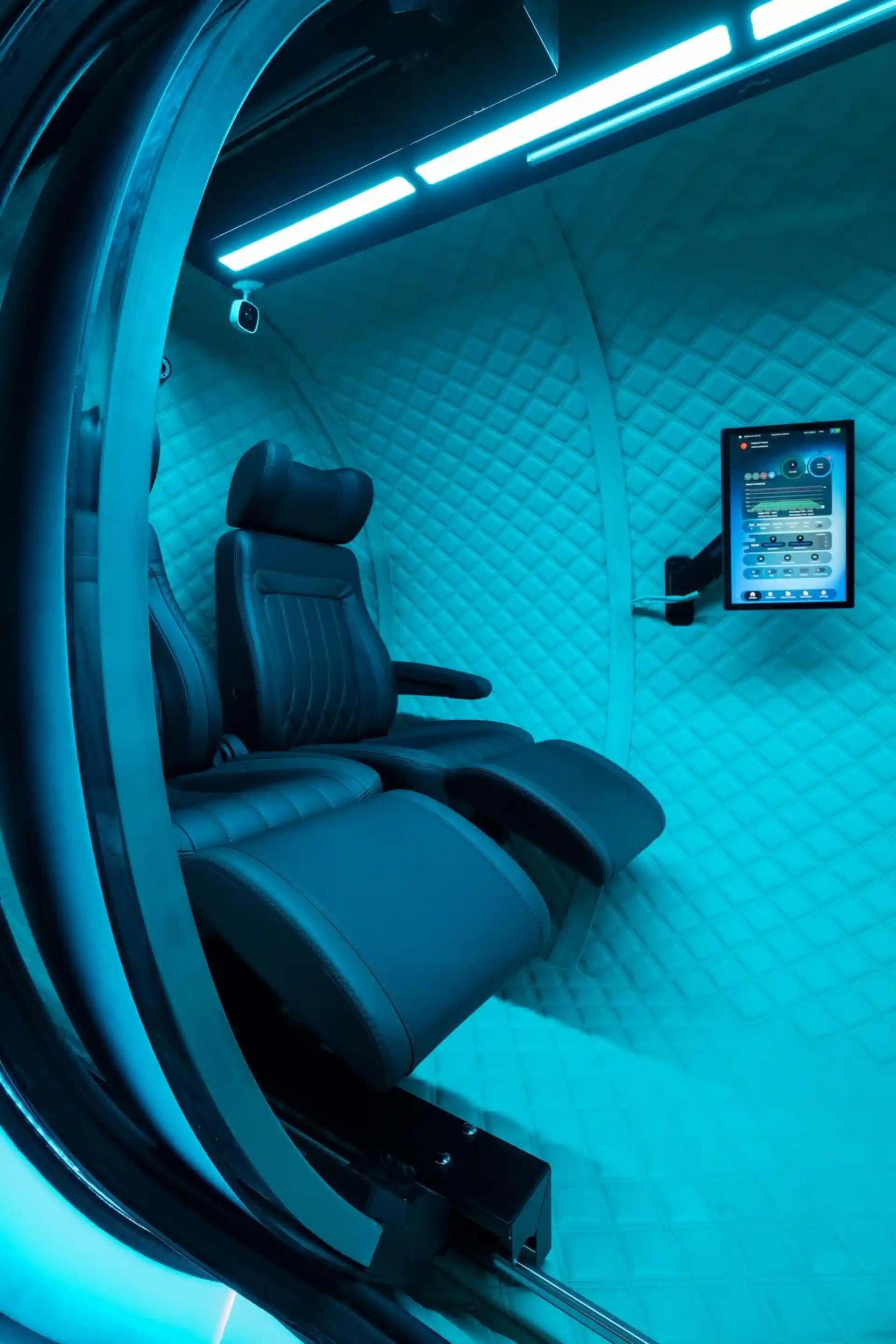 Detail interiéru hyperbarické komory HPO Giza připravené na sezení