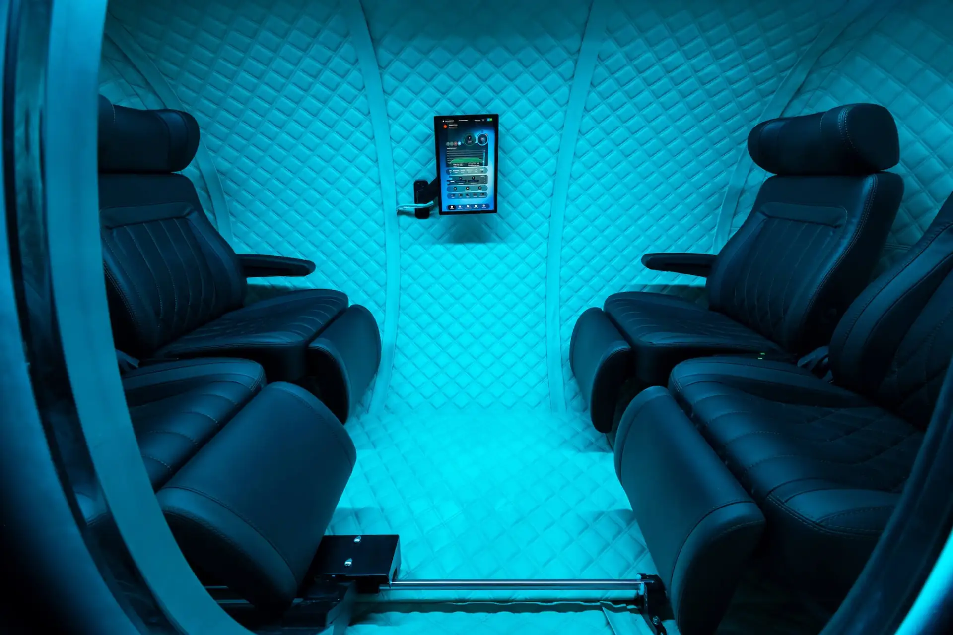 Interiér hyperbarické komory HPO Giza s koženými křesly