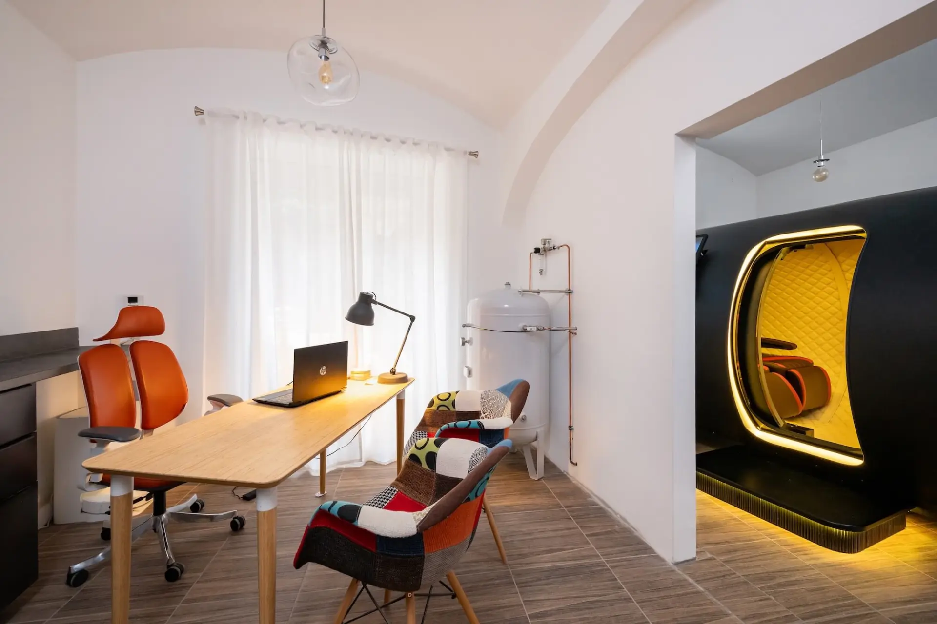 Kancelář s hyperbarickou komorou v centru Kyslíkové terapie Praha