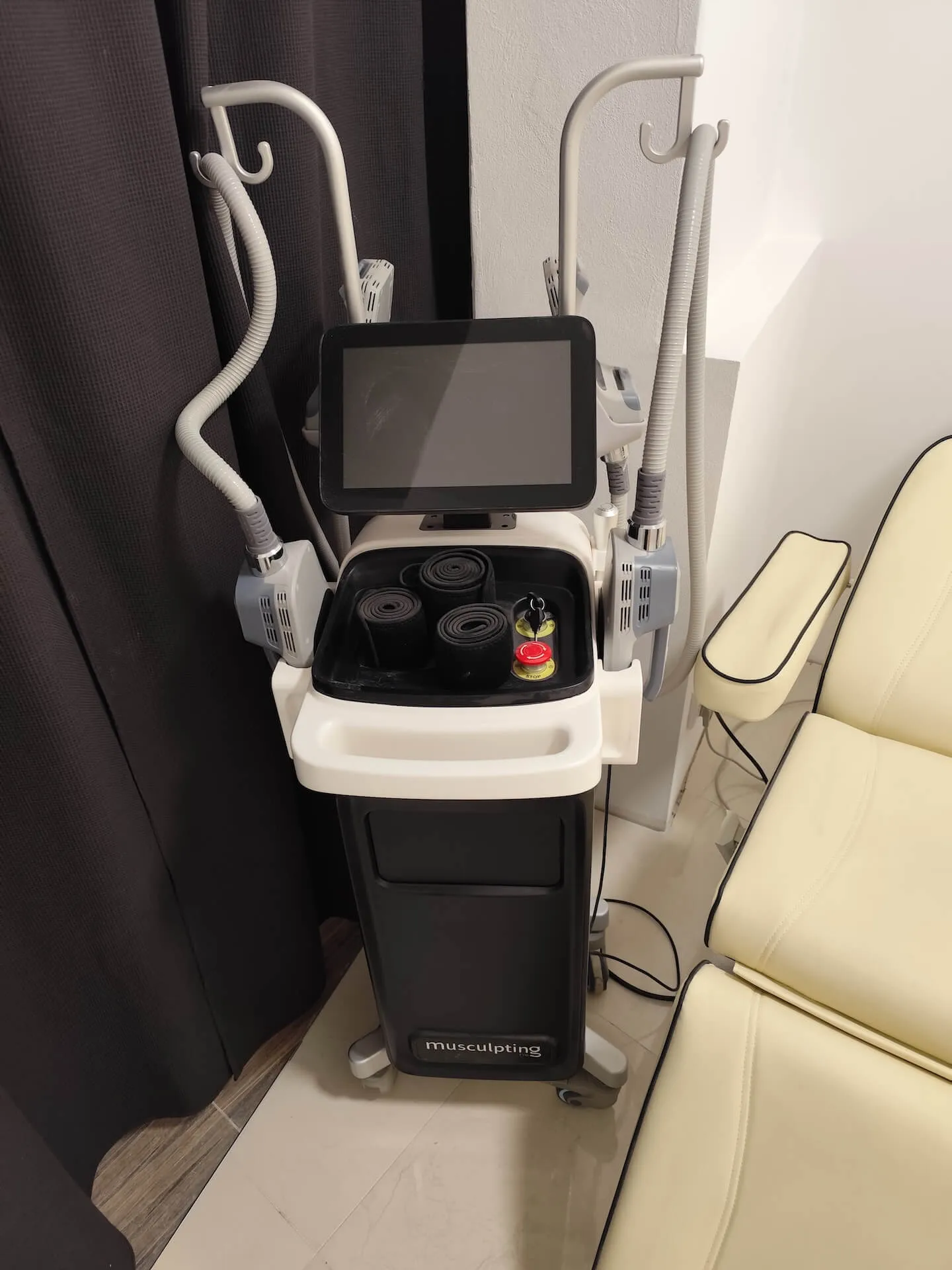 Přístroj Musculpting pro stimulaci svalů